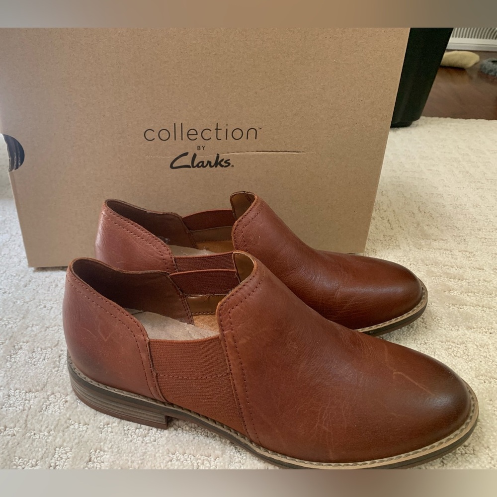 Clarks Brown Leather Flats with Streamlined Design